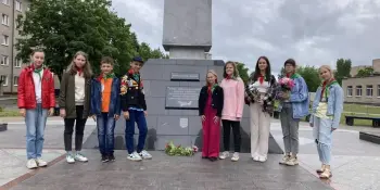 Возложение цветов к обелиску жертв фашизма