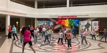Поздравь учителя танцем!