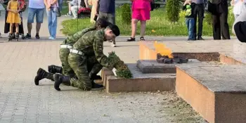 Церемония возложения цветов к памятнику у Вечного огня.