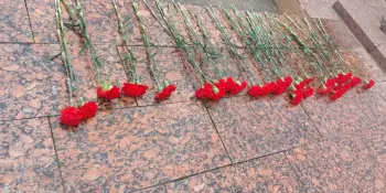 Выпускники приняли участие в церемонии возложения цветов у вечного огня