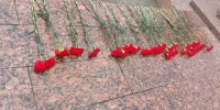 Выпускники приняли участие в церемонии возложения цветов у вечного огня