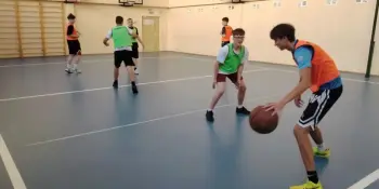 Сегодня в рамках "Недели спорта и здоровья" проведено первенство по баскетболу среди учащихся 9-х классов