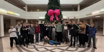 Сегодня учащиеся старших классов окунулись в праздничную атмосферу новогоднего приключения!