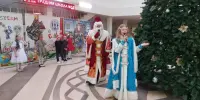 Игры, конкурсы, танцы и веселые развлечения у нарядной елки подготовили для ребят воспитанники театральной студии ШАГИ