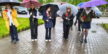 Учащиеся возложили цветы к памятнику Жертвам фашизма